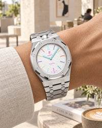 Royal Pop Huit Blanc en la muñeca con el brazalete integrado de acero plateado WatchCollab