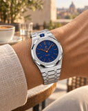 Royal Pop Orenji Hachi portée au poignet avec le bracelet intégré acier argent WatchCollab