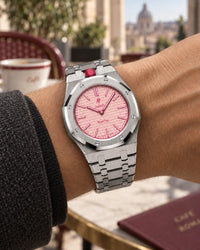 Royal Pop Otto Rosso portée au poignet avec le bracelet intégré acier argent WatchCollab